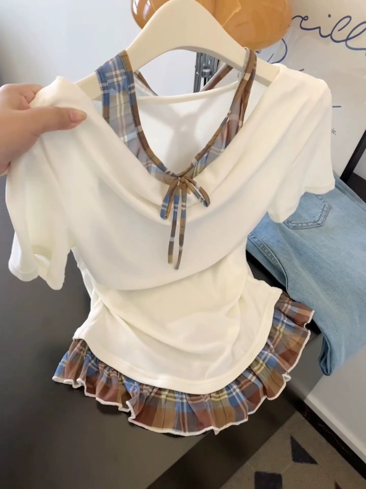 Ballet style fake two-piece plaid contrast color short-sleeved T-shirt for women in summer with a slim waist and straight shoulders.