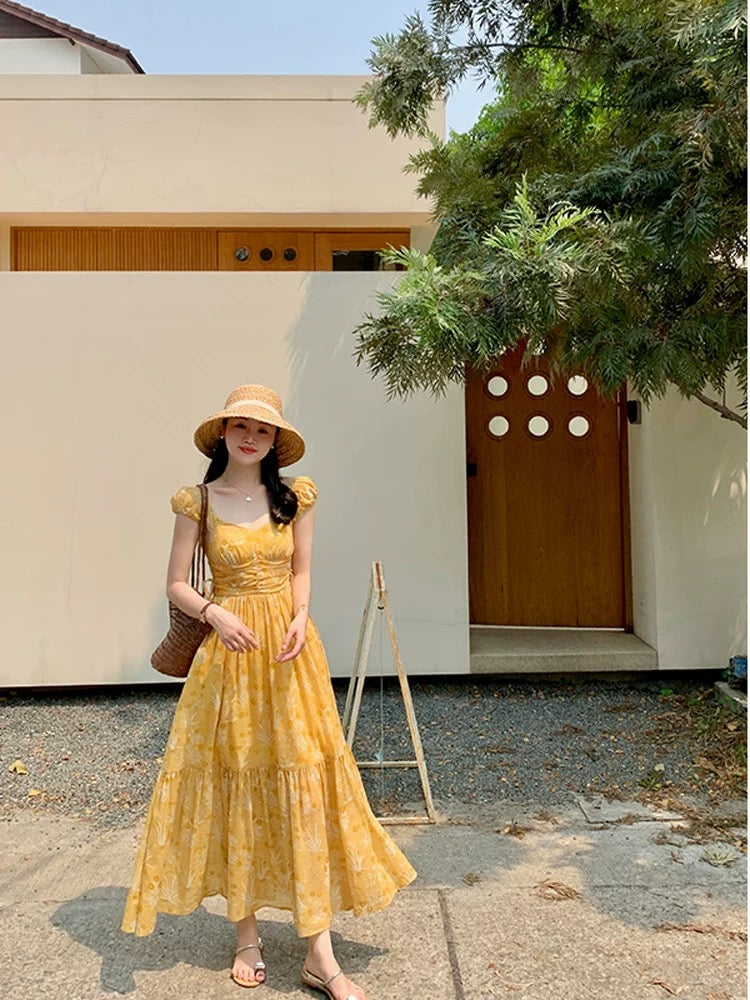 Wang Hanyan's French retro yellow ramie embroidered waist-cinching drawstring short-sleeved vacation-style dress for women.