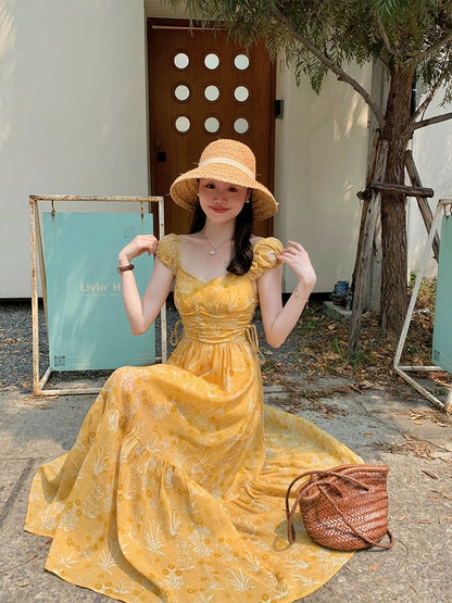 Wang Hanyan's French retro yellow ramie embroidered waist-cinching drawstring short-sleeved vacation-style dress for women.
