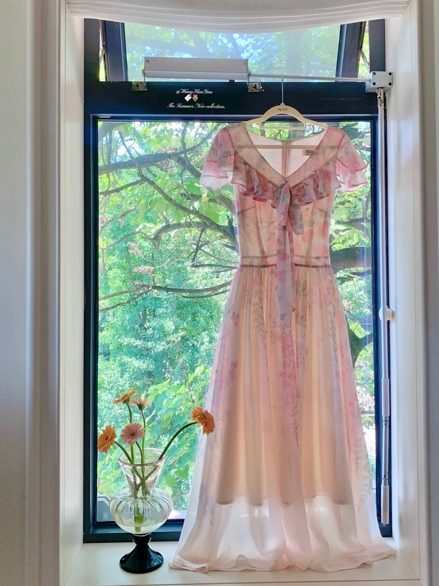 Wang Hanyan's French retro-style, gentle, waist-cinching, slimming, floral print, mid-length, romantic, and ethereal short-sleeved dress for women, perfect for summer.