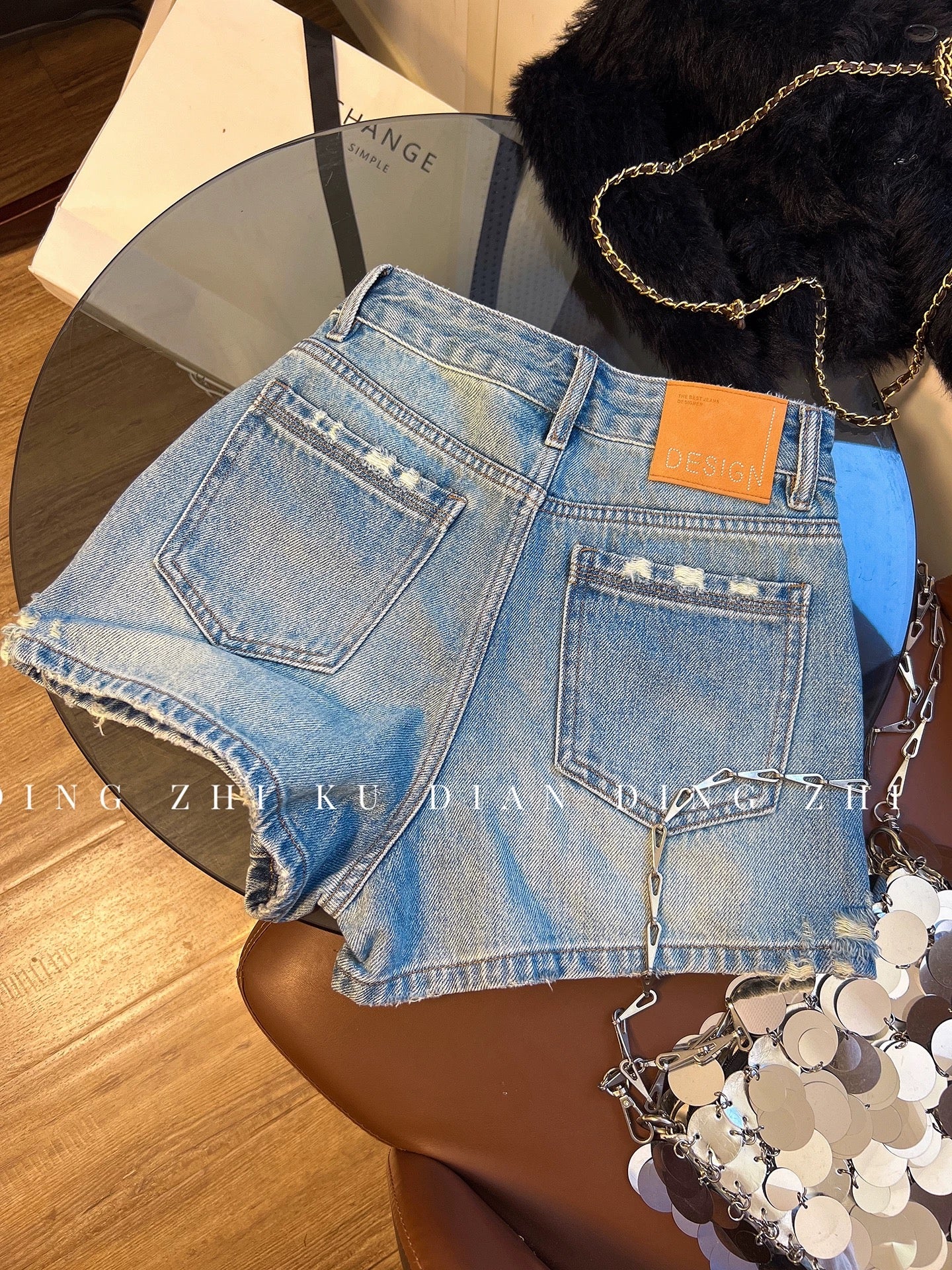 High-quality denim shorts for women, 2026 summer new style, high-waisted A-line, slimming distressed hot pants, wide-leg sexy shorts.