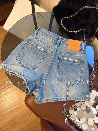 High-quality denim shorts for women, 2026 summer new style, high-waisted A-line, slimming distressed hot pants, wide-leg sexy shorts.