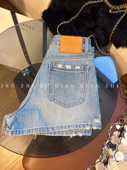 High-quality denim shorts for women, 2026 summer new style, high-waisted A-line, slimming distressed hot pants, wide-leg sexy shorts.