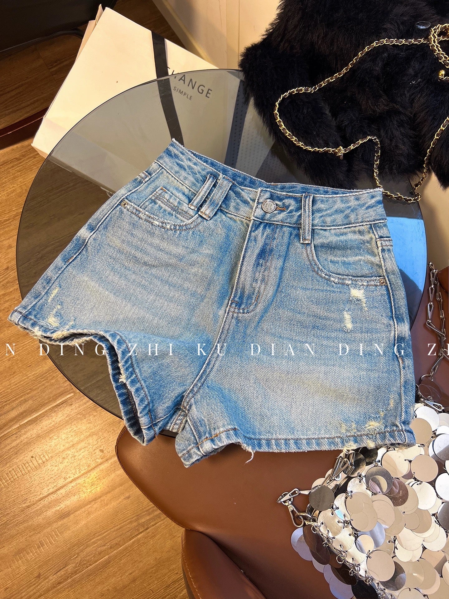 High-quality denim shorts for women, 2026 summer new style, high-waisted A-line, slimming distressed hot pants, wide-leg sexy shorts.