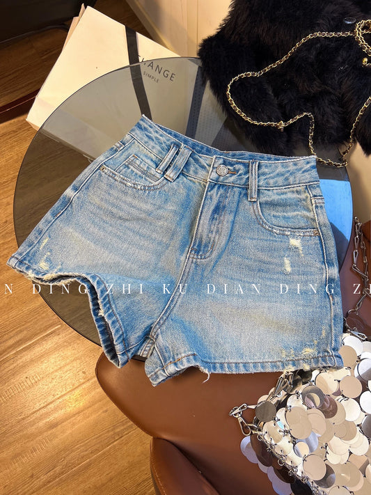 High-quality denim shorts for women, 2026 summer new style, high-waisted A-line, slimming distressed hot pants, wide-leg sexy shorts.