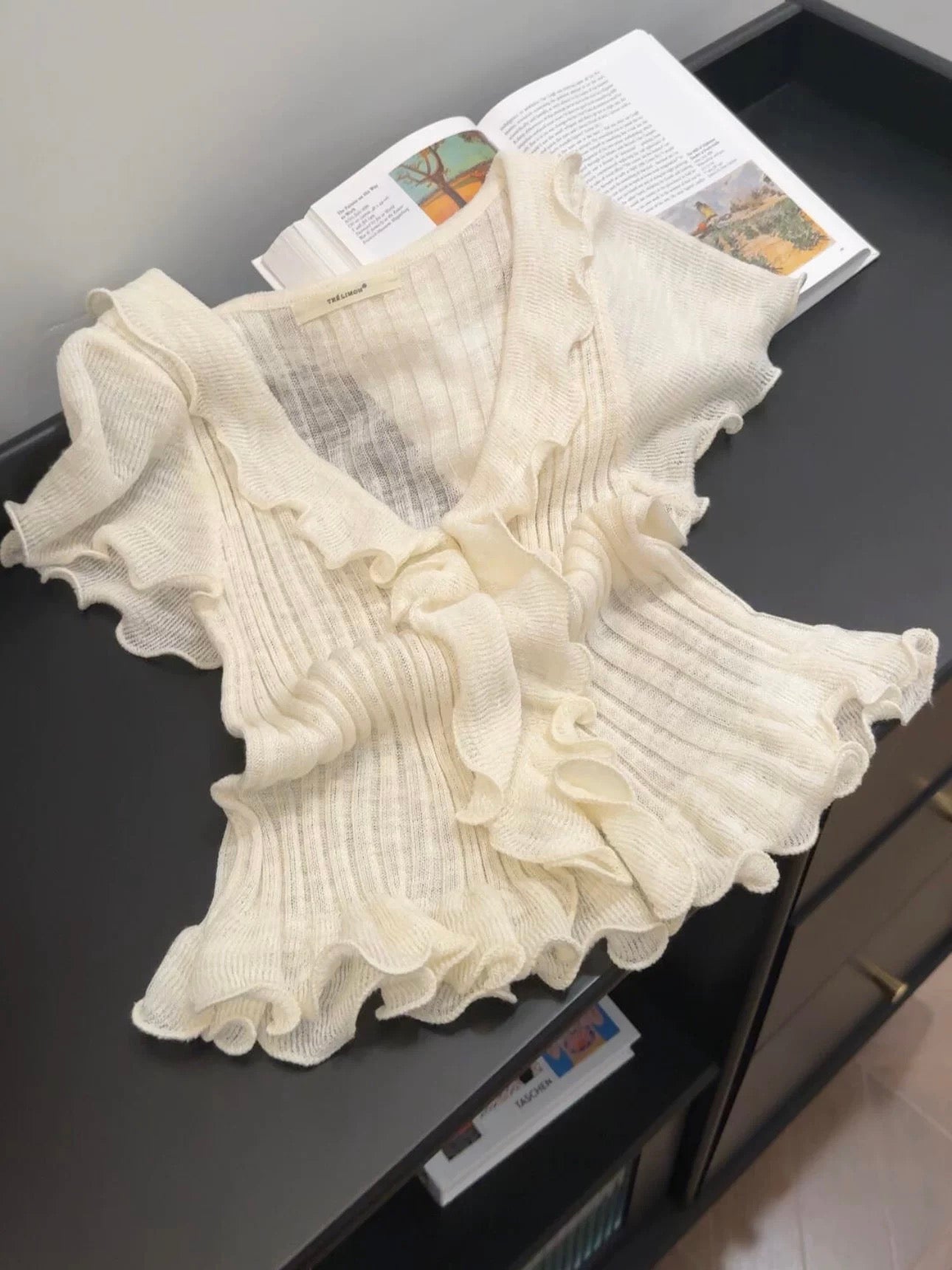 Apricot ruffled V-neck ice silk knitted short-sleeved T-shirt for women in summer with a careful design and a slim fit short top
