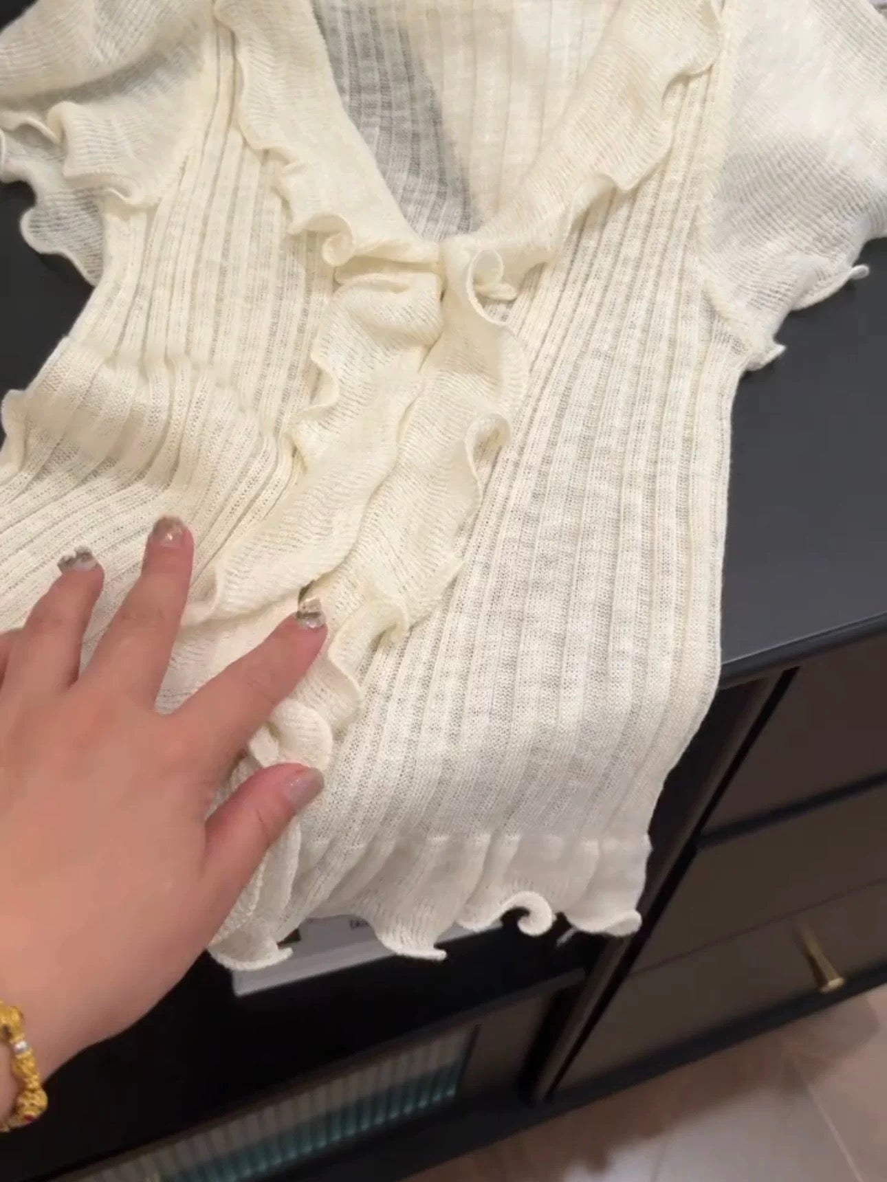 Apricot ruffled V-neck ice silk knitted short-sleeved T-shirt for women in summer with a careful design and a slim fit short top