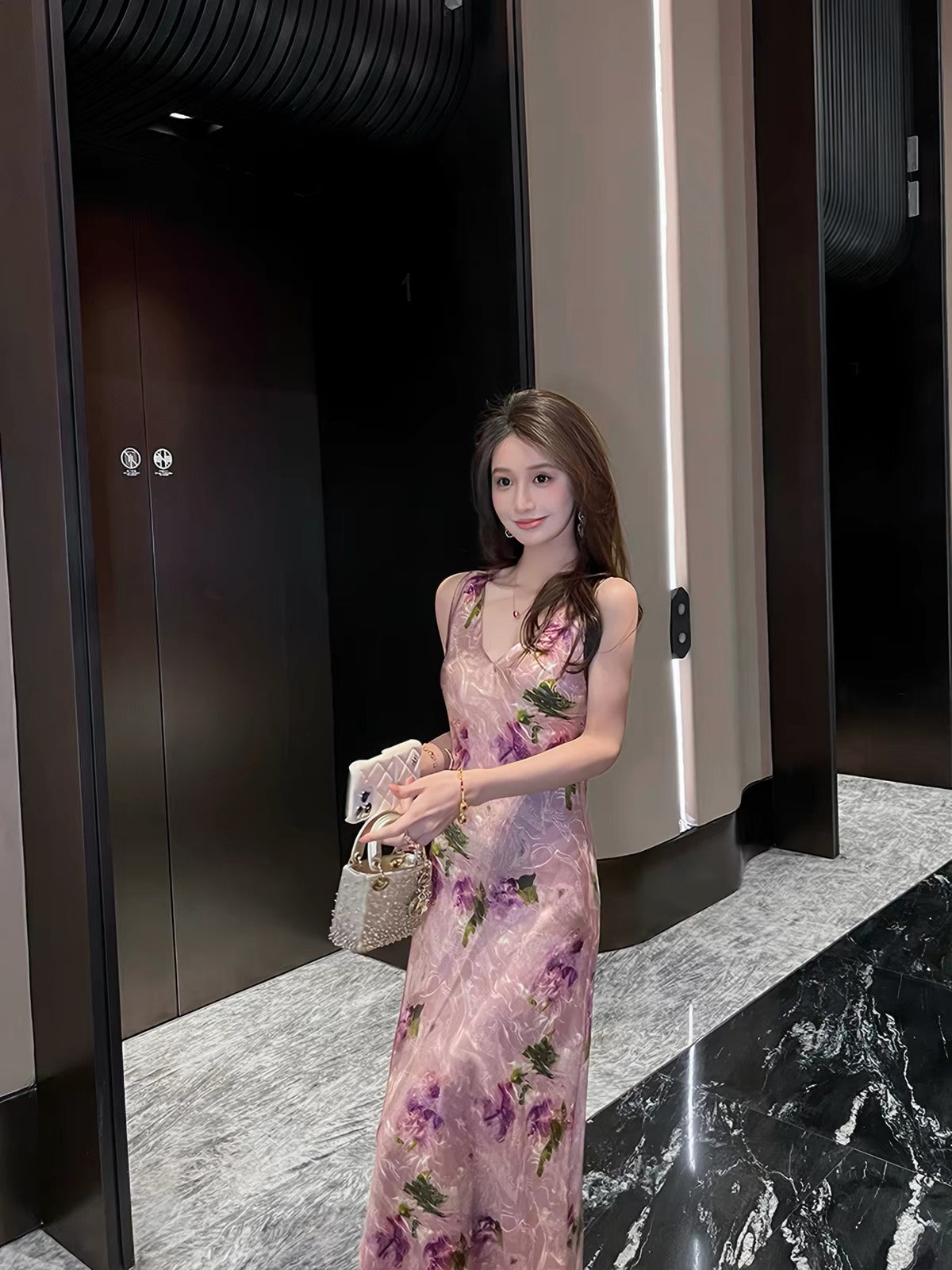 French-style sleeveless V-neck rayon dress—2026 summer new arrival; a sophisticated, waist-cinching, and slimming maxi dress perfect for vacations.