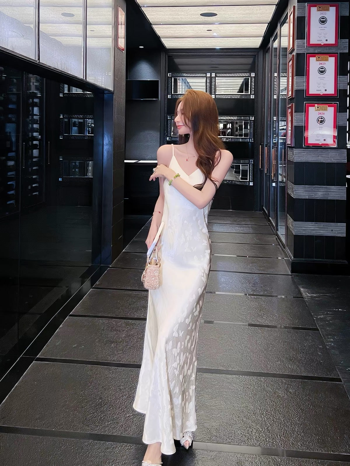 Lu Gaogao "Light Sequence" Series: French-style V-neck acetate satin camisole dress—a new summer long dress for work or casual wear.