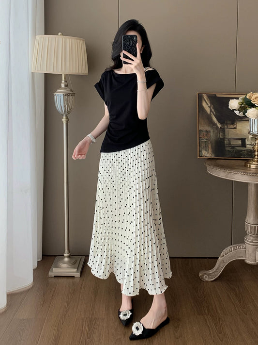 A very beautiful summer outfit, a complete set of fashionable and age-reducing, super popular casual sports short-sleeved polka dot skirt two-piece suit for women