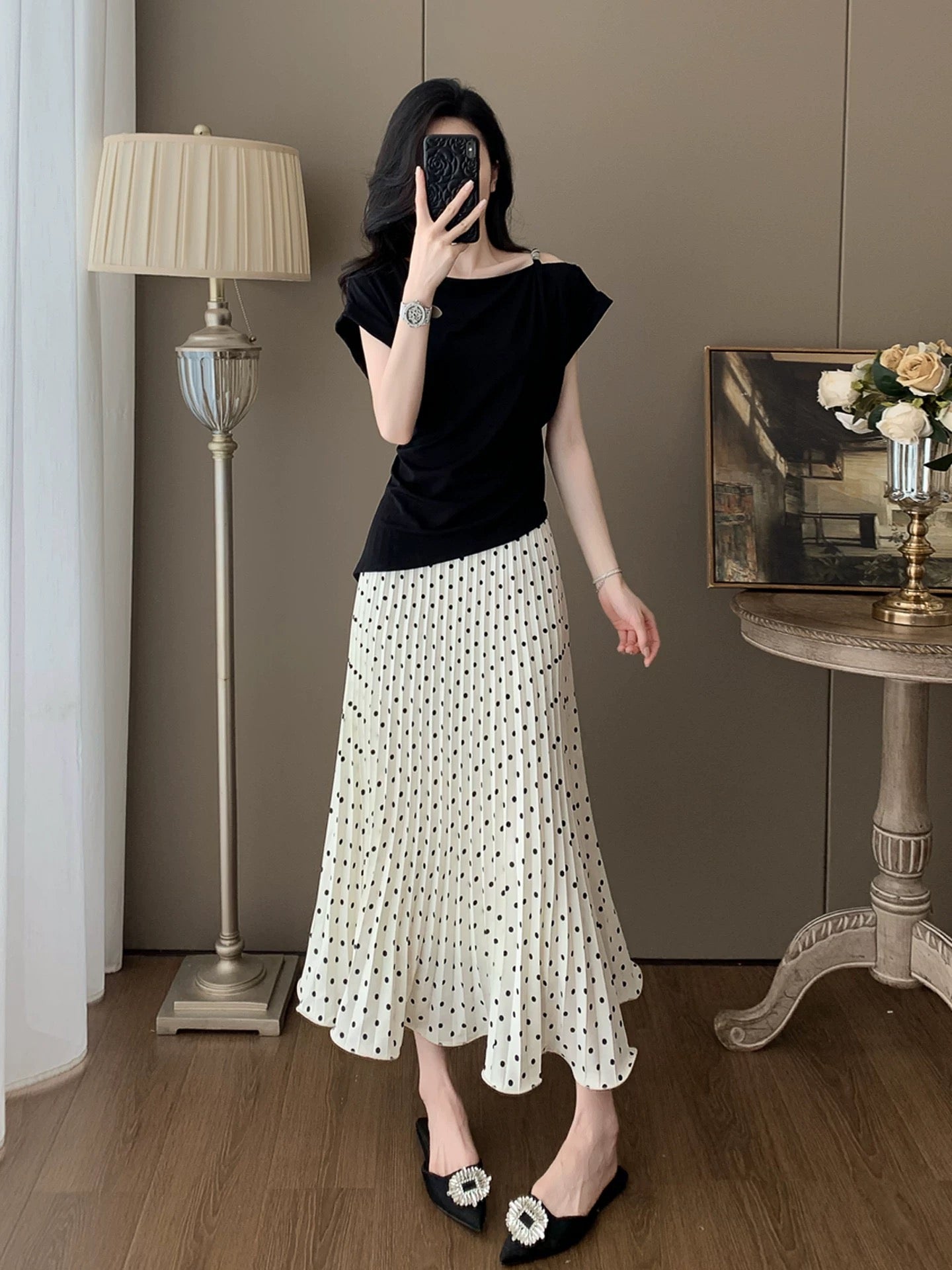 A very beautiful summer outfit, a complete set of fashionable and age-reducing, super popular casual sports short-sleeved polka dot skirt two-piece suit for women