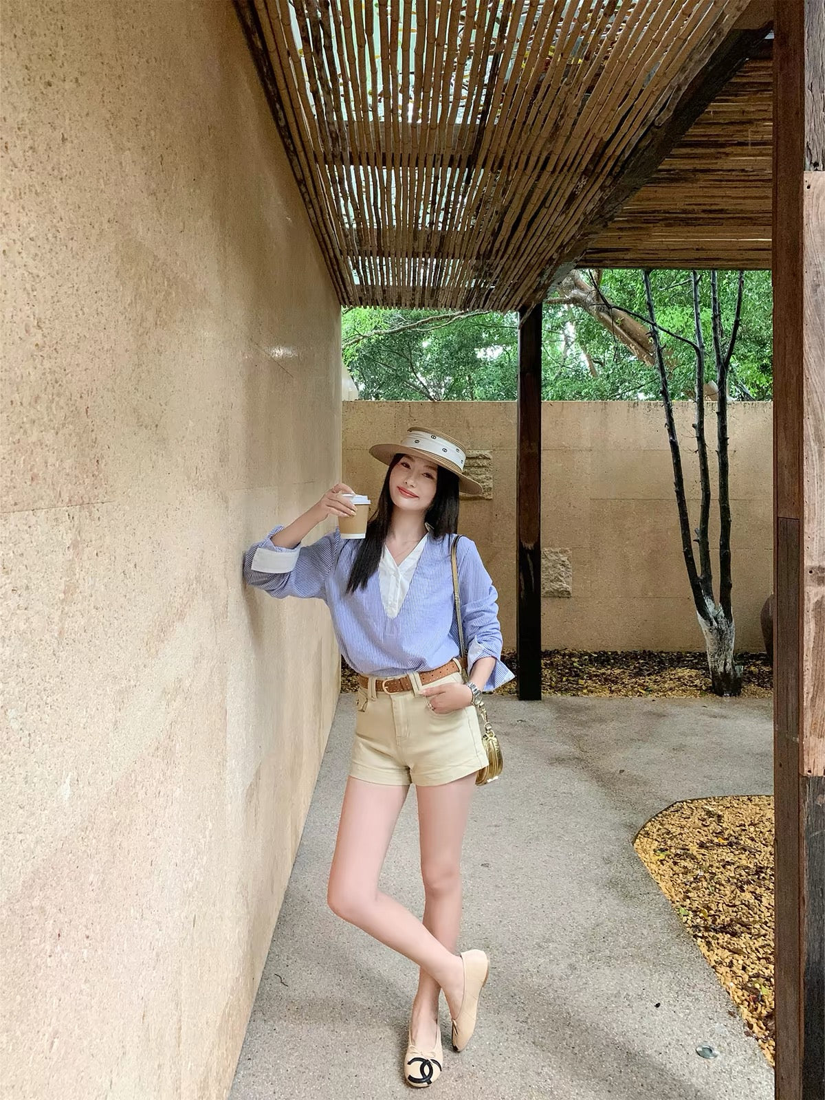 Zeng Xiaoxian Korean-style V-neck blue striped "faux-layered" shirt for women—an early autumn, loose-fit, long-sleeved casual top with a structured shoulder cut.