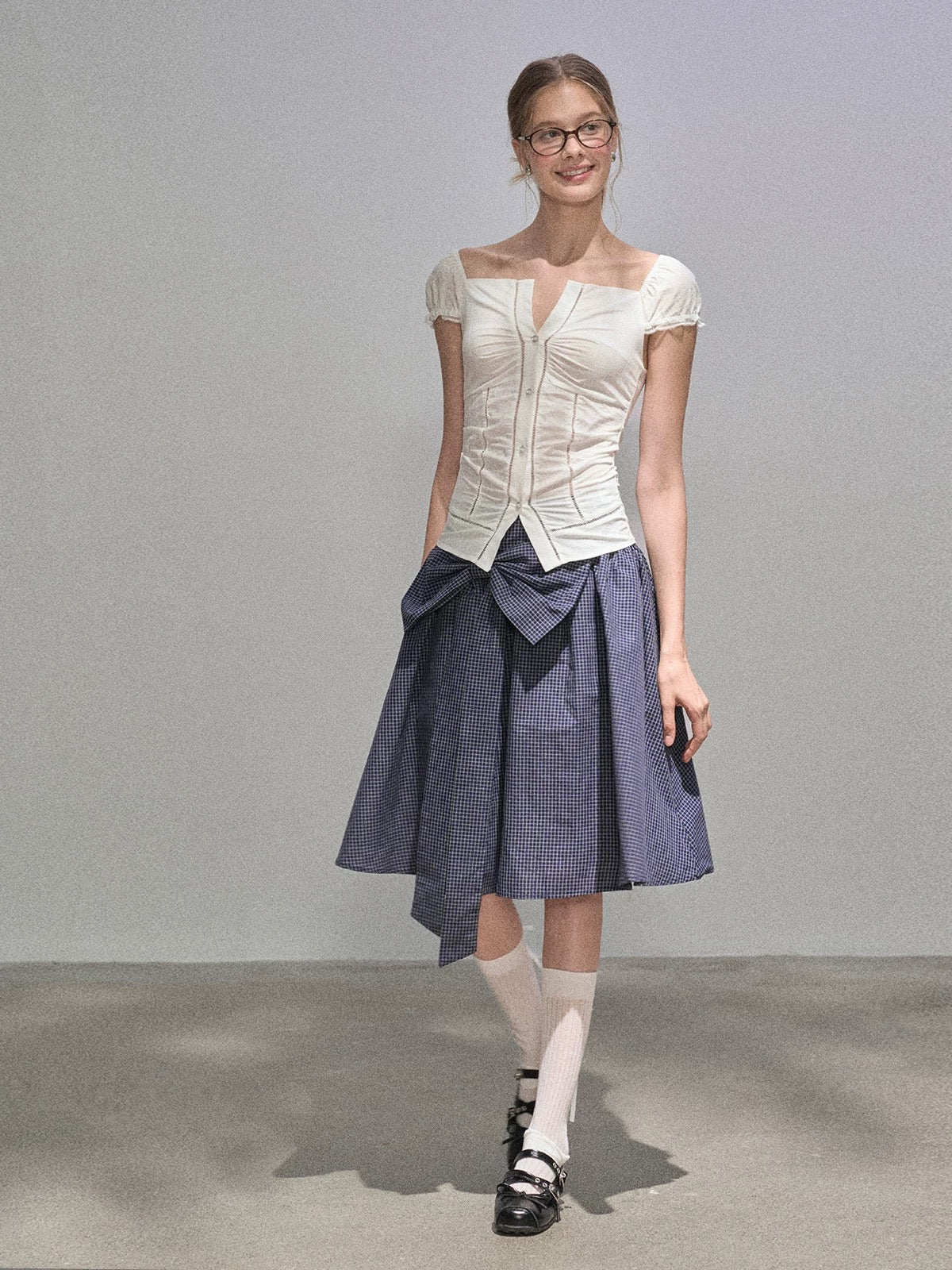 "Narrative Style" French-style white lightweight off-the-shoulder puff sleeve waist-cinching blouse for women, summer V-neck slim fit.