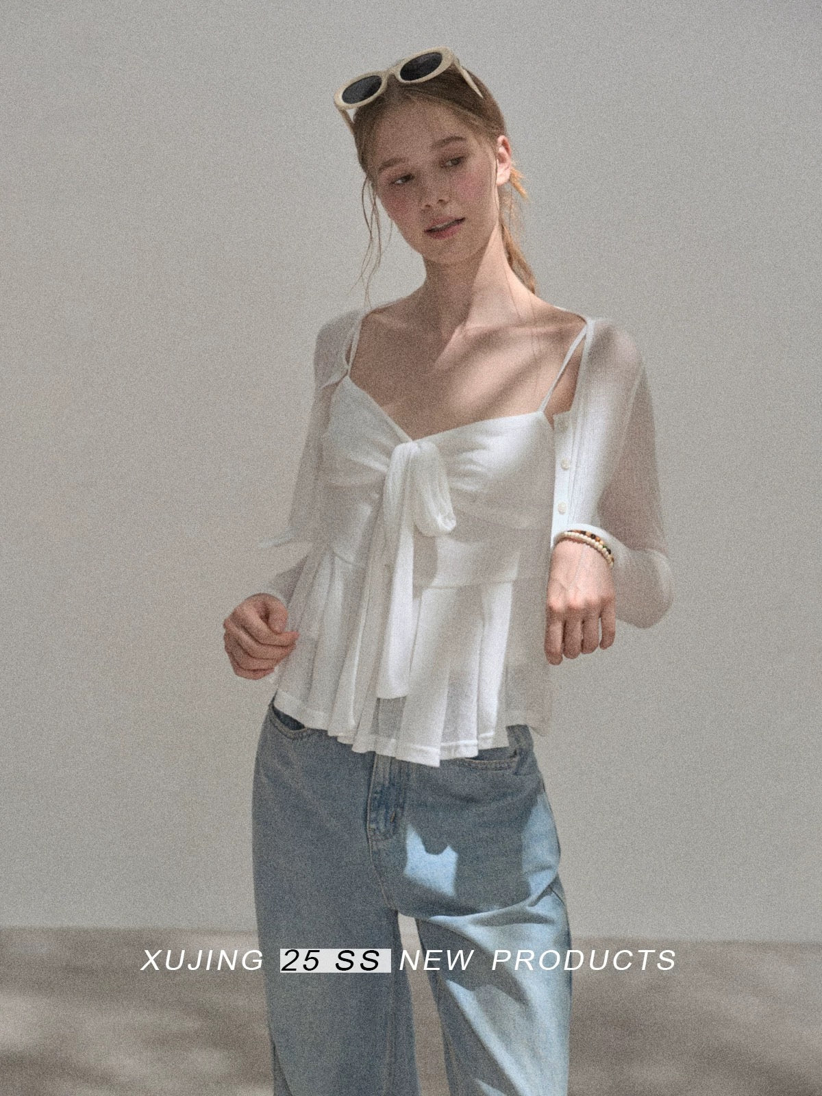 "Narrative Realm" French-style white bow-tie sleeveless camisole top for women, perfect for summer, with a gentle, fitted waist.