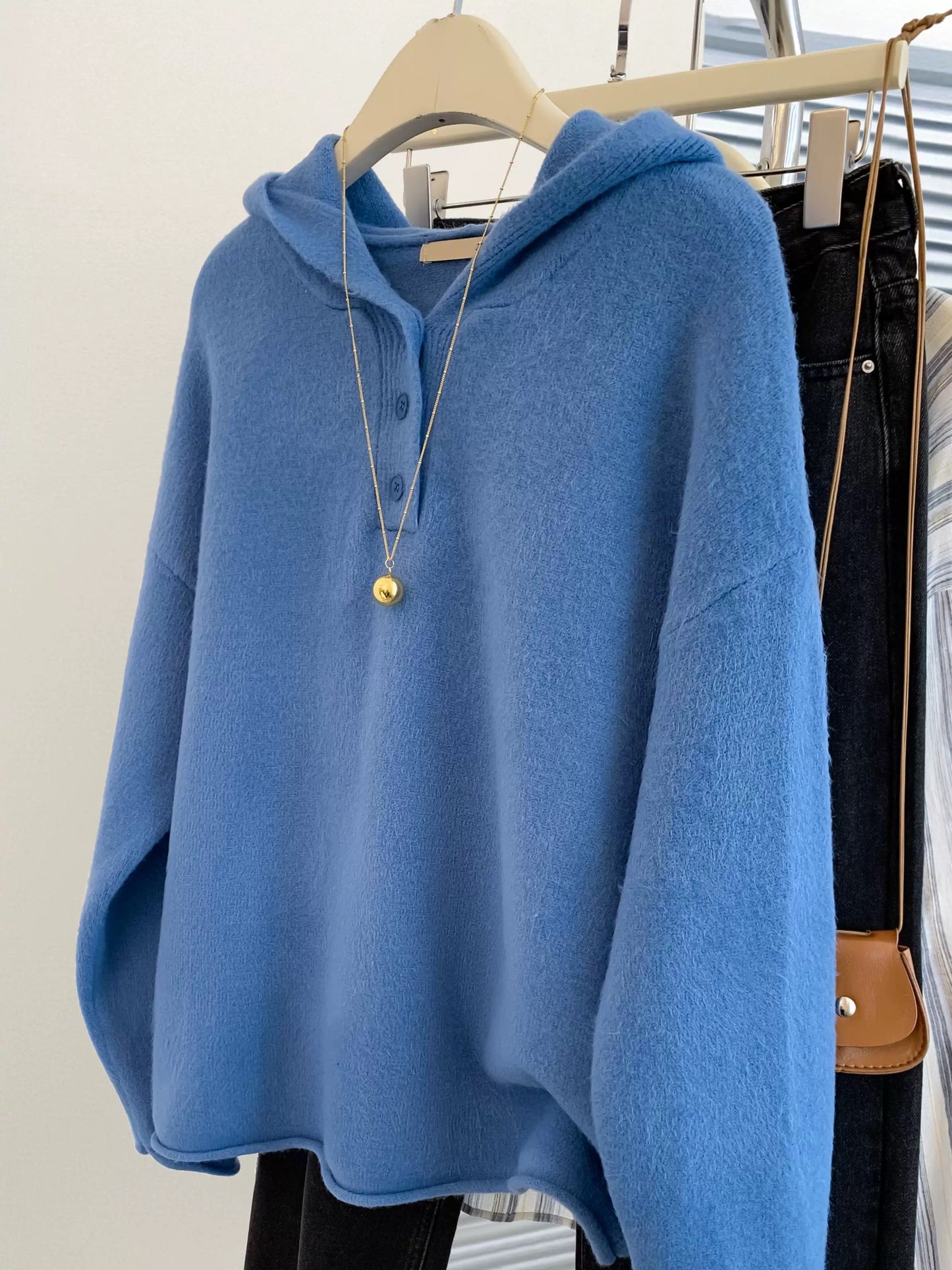 Blue straight shoulder hooded pullover knitted sweater for women 2025 early autumn with hood loose lazy high-end tops for outer wear