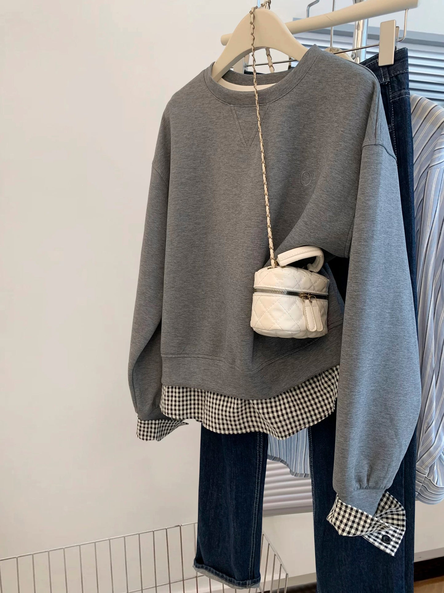 Gray fake two-piece round neck pullover sweatshirt women's early autumn design niche hoodless top 2025 new