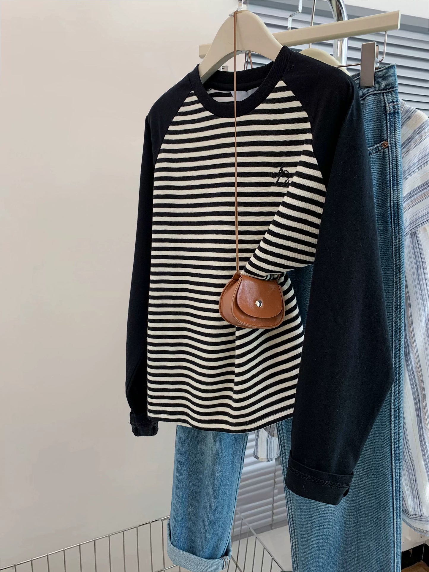 Raglan shoulder striped long-sleeved T-shirt for women in early autumn loose design niche 2025 new tops