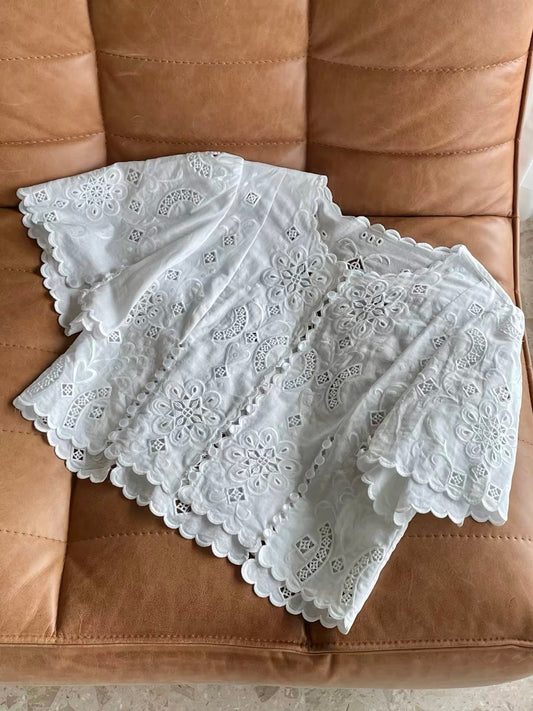 Women's Early Autumn Loose Short-Sleeve Shirt with Laser-Cut Embroidery, Button Detail, and Side Slits – Scalloped-Edge Top
