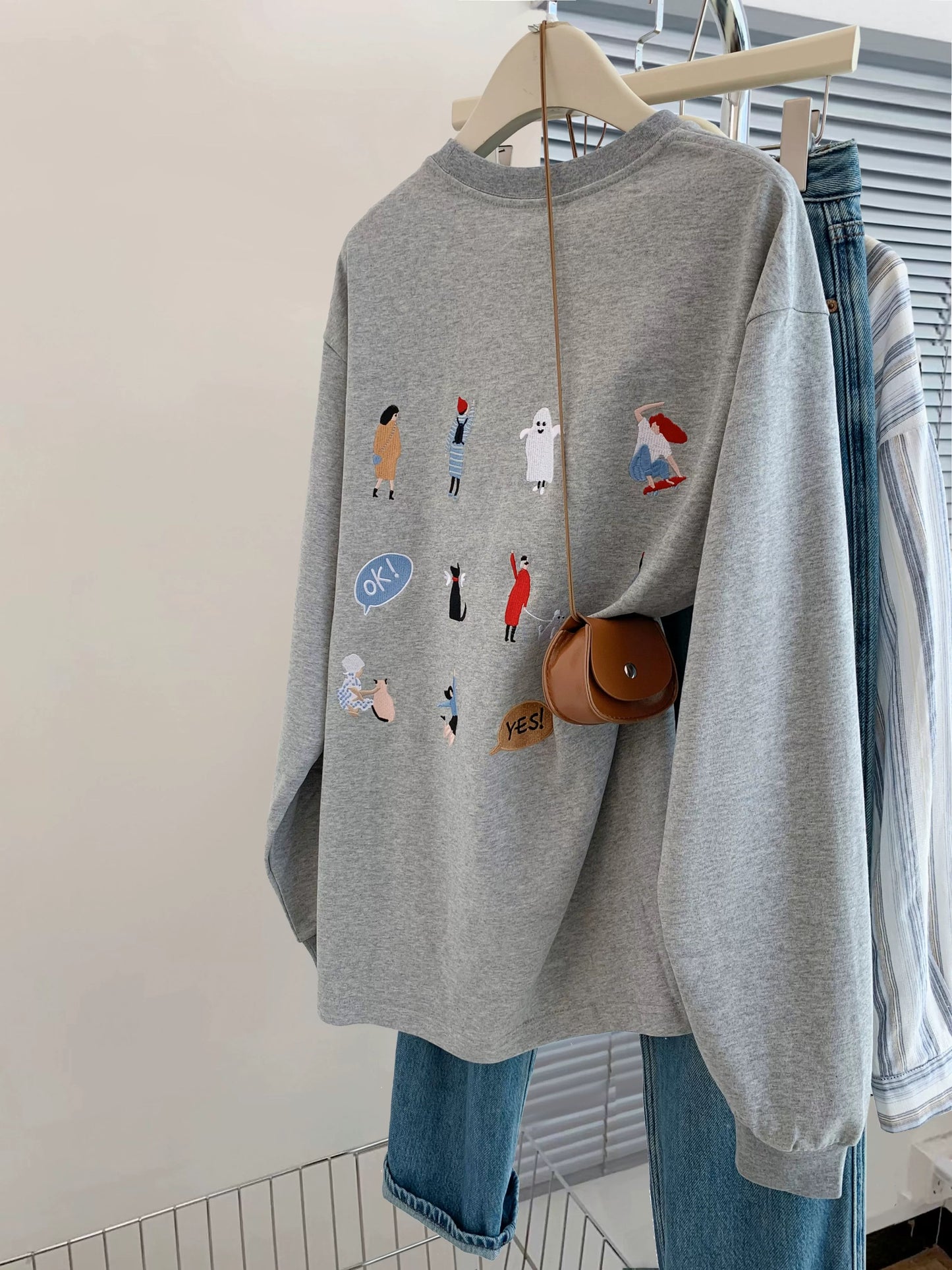 Gray shoulder embroidery pullover long-sleeved sweatshirt for women in early autumn loose lazy style small size without hat 2025 new style