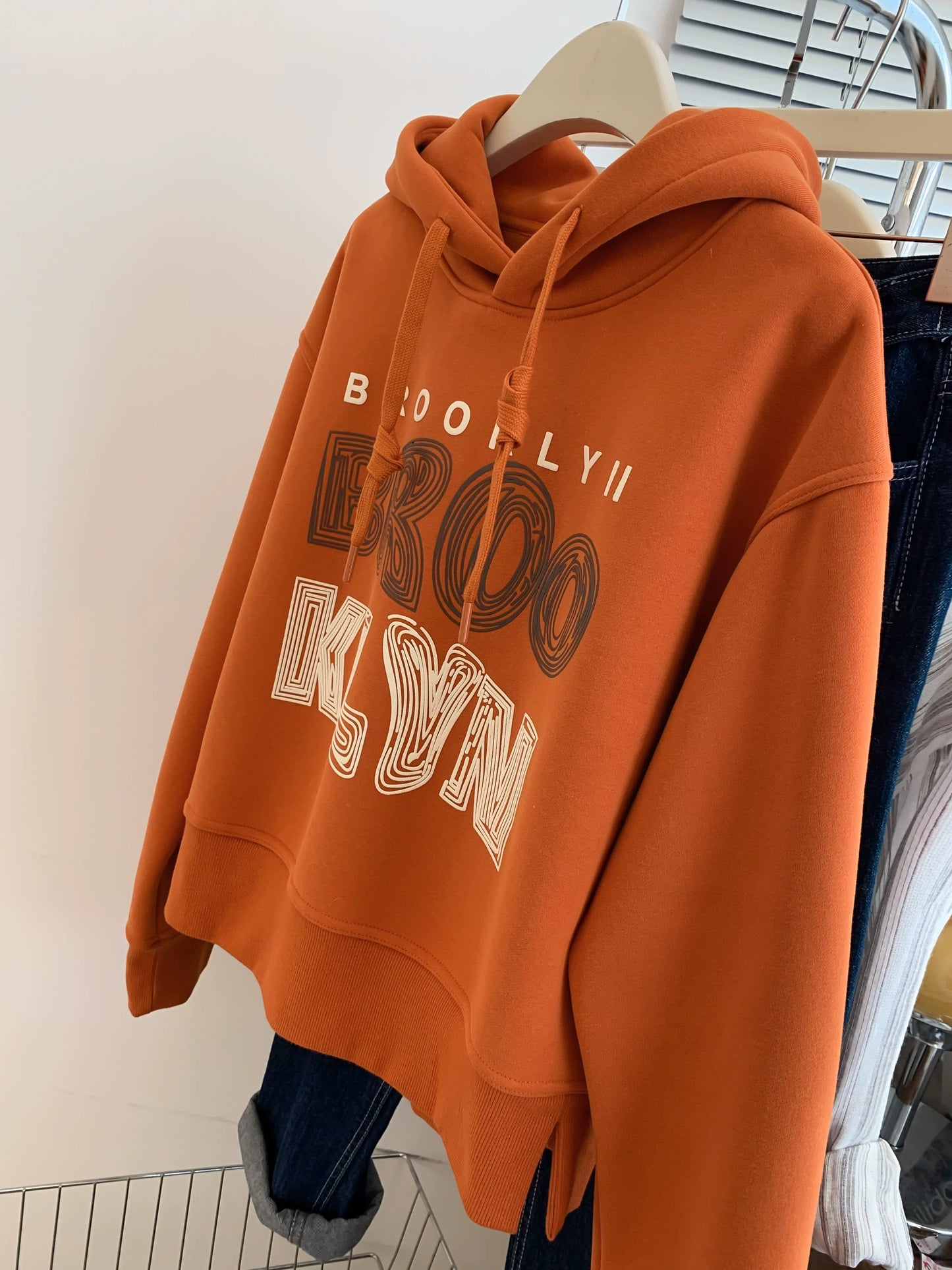 Orange plus velvet thickened hooded sweatshirt for women autumn and winter European goods small size straight shoulder pullover early autumn 2025 new style