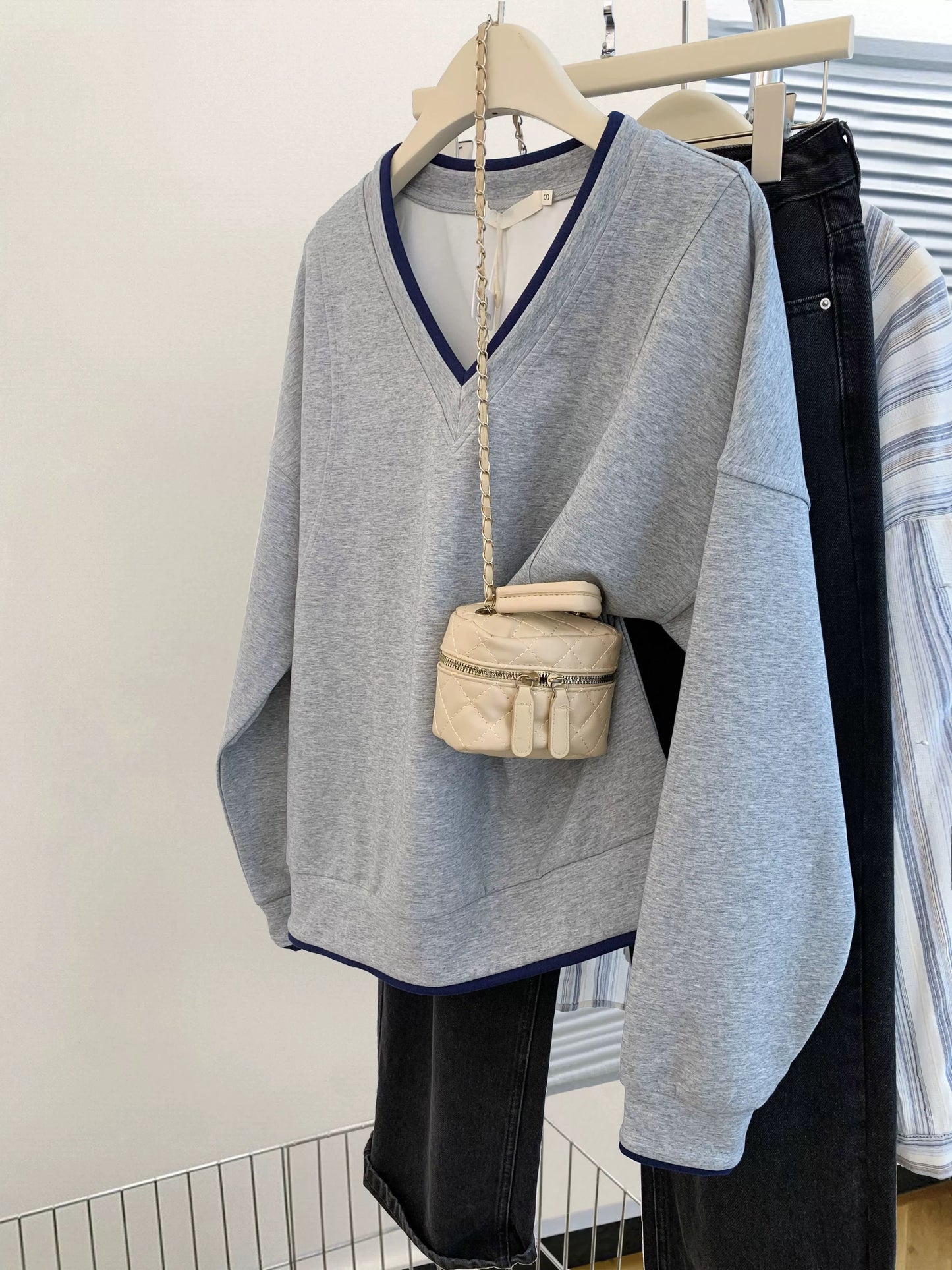 American style gray v-neck pullover straight shoulder sweatshirt for women 2025 winter high-end small size loose hoodless long-sleeved top