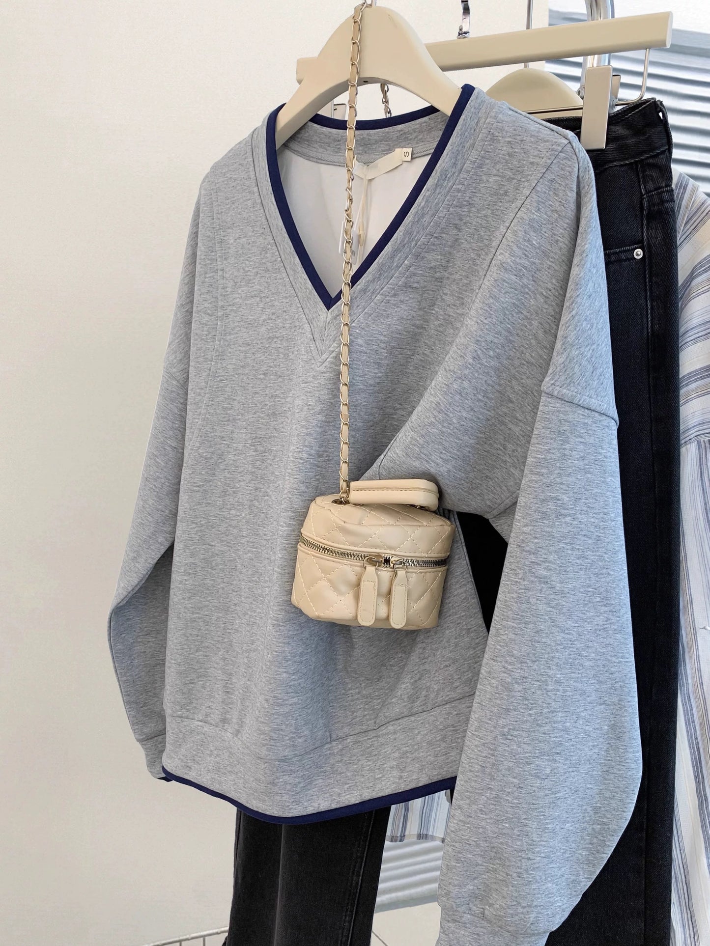 American style gray v-neck pullover straight shoulder sweatshirt for women 2025 winter high-end small size loose hoodless long-sleeved top