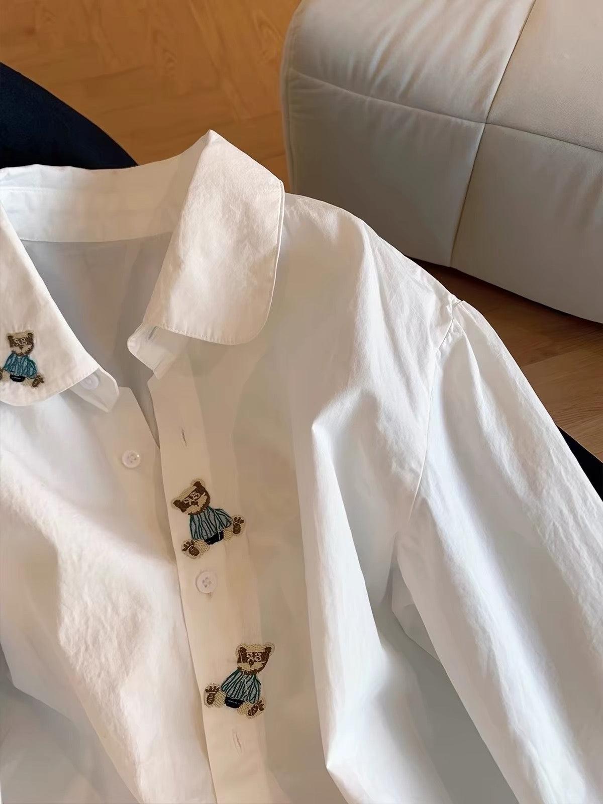 Japanese-style minimalist-chic long-sleeve shirt for women, featuring a cute cartoon bear, Polo collar, and a simple, loose, versatile design—perfect for spring and autumn.