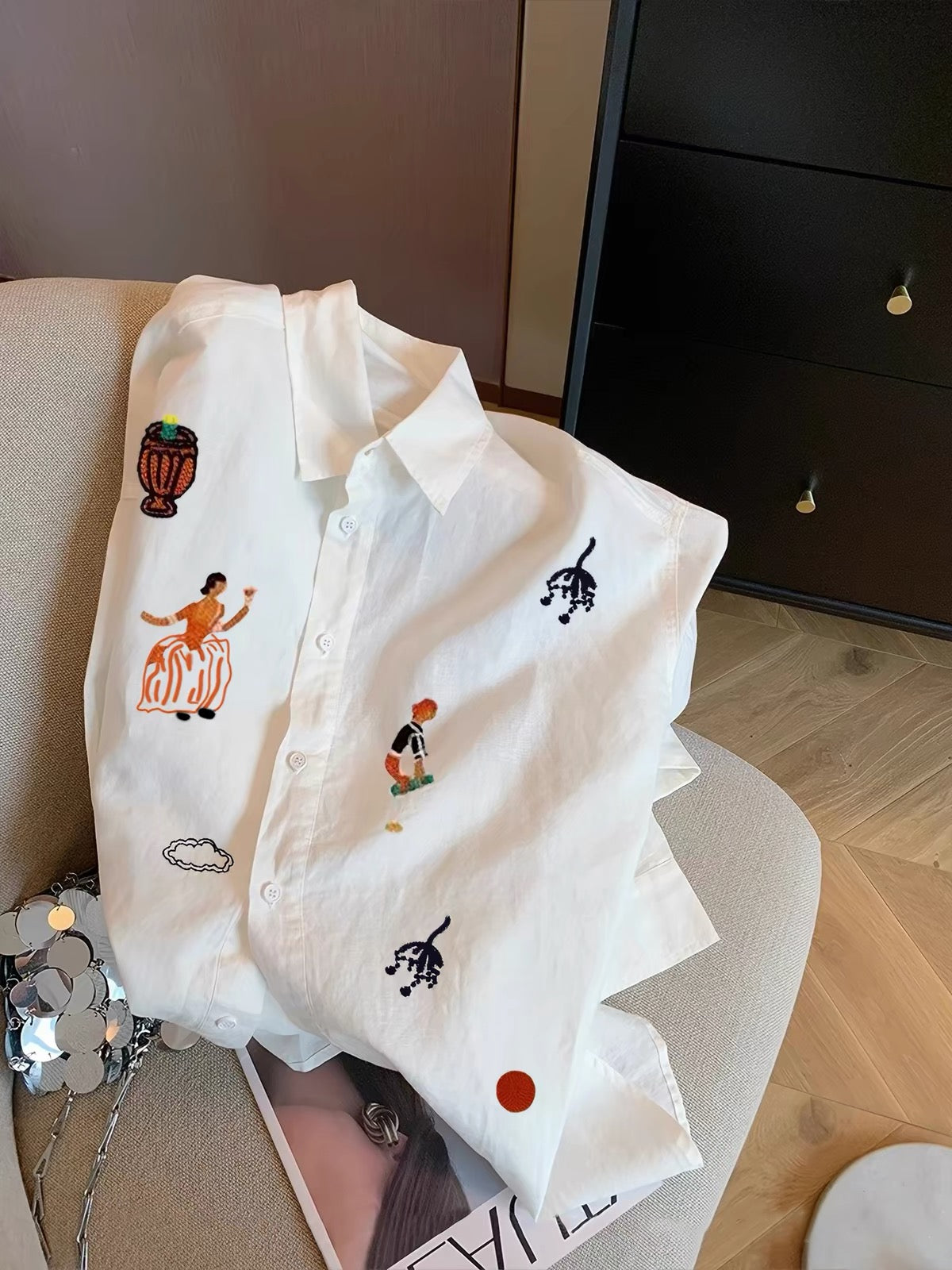 Women's premium-feel white long-sleeve shirt featuring a collar and cartoon print; a versatile, Korean-style, youthful-looking, and unique piece perfect for layering during spring and autumn.