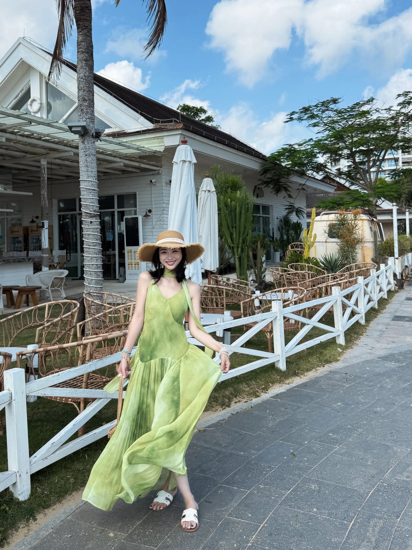 Wu Lingling's "Forest Whispers" French V-neck tie-dye print waist-cinching suspender dress - summer vacation maxi dress