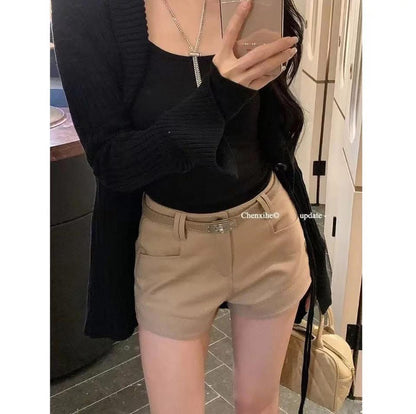 He Chenxi's Old Money Style Versatile Belted Shorts for Women, Summer Hot Girl Style, High-End Slimming Casual Khaki Hot Pants