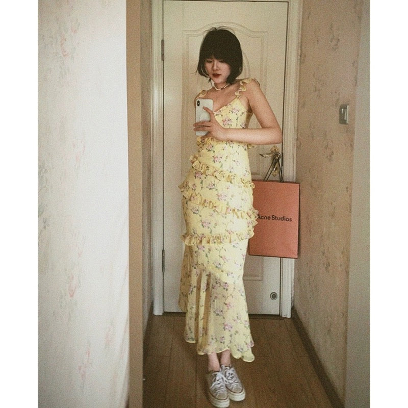 French gentle style V-neck yellow floral suspender skirt for women 2024 summer waist slimming ruffled chiffon tea break skirt