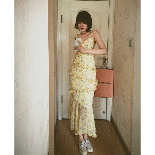 French gentle style V-neck yellow floral suspender skirt for women 2024 summer waist slimming ruffled chiffon tea break skirt