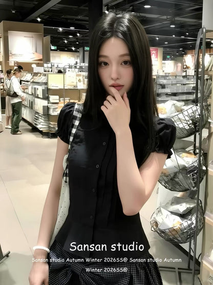 Korean-style women's short-sleeved summer blouse featuring lace trim, puff sleeves, and a waist-cinching, slimming, and elegant design.
