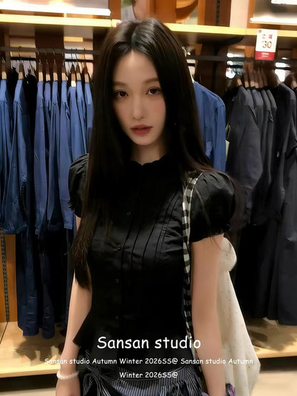 Korean-style women's short-sleeved summer blouse featuring lace trim, puff sleeves, and a waist-cinching, slimming, and elegant design.