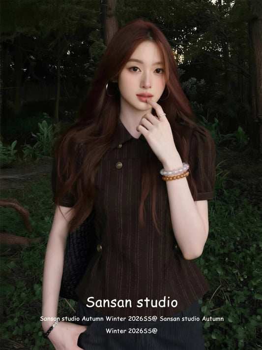 Chic striped short-sleeve shirt for women—a stylish summer piece featuring adjustable puff sleeves, a slimming fit, and a double-breasted design.