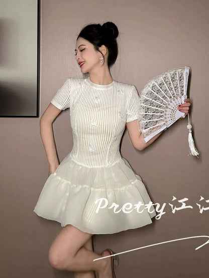 White dress, goddess-like temperament, slimming short skirt, niche light luxury style, waist-cinching short-sleeved A-line skirt, summer.
