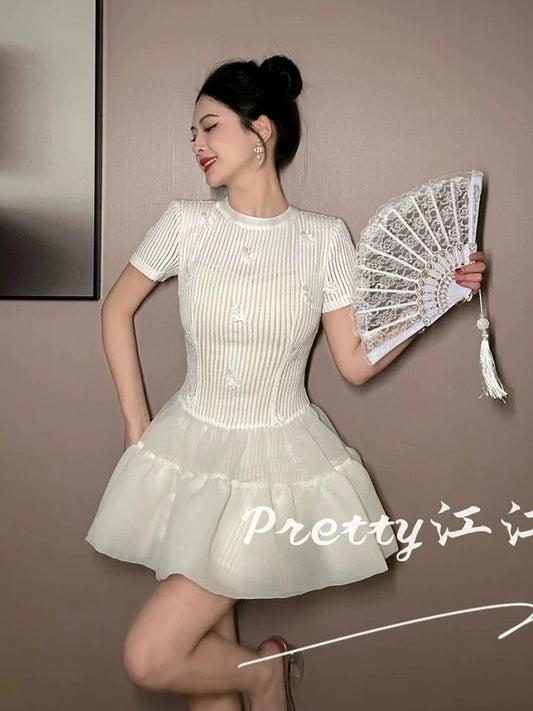 White dress, goddess-like temperament, slimming short skirt, niche light luxury style, waist-cinching short-sleeved A-line skirt, summer.
