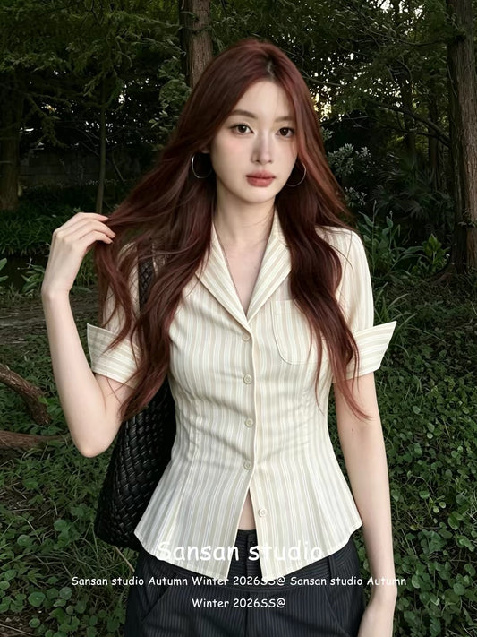 Korean-style striped short-sleeve shirt for women—a summer top featuring a suit-style collar, a waist-cinching fit for a slimming effect, and a youthful, stylish vibe.