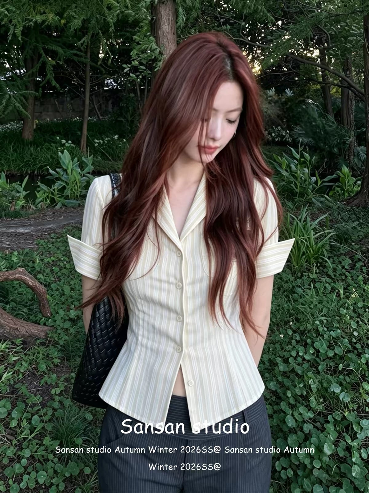 Korean-style striped short-sleeve shirt for women—a summer top featuring a suit-style collar, a waist-cinching fit for a slimming effect, and a youthful, stylish vibe.