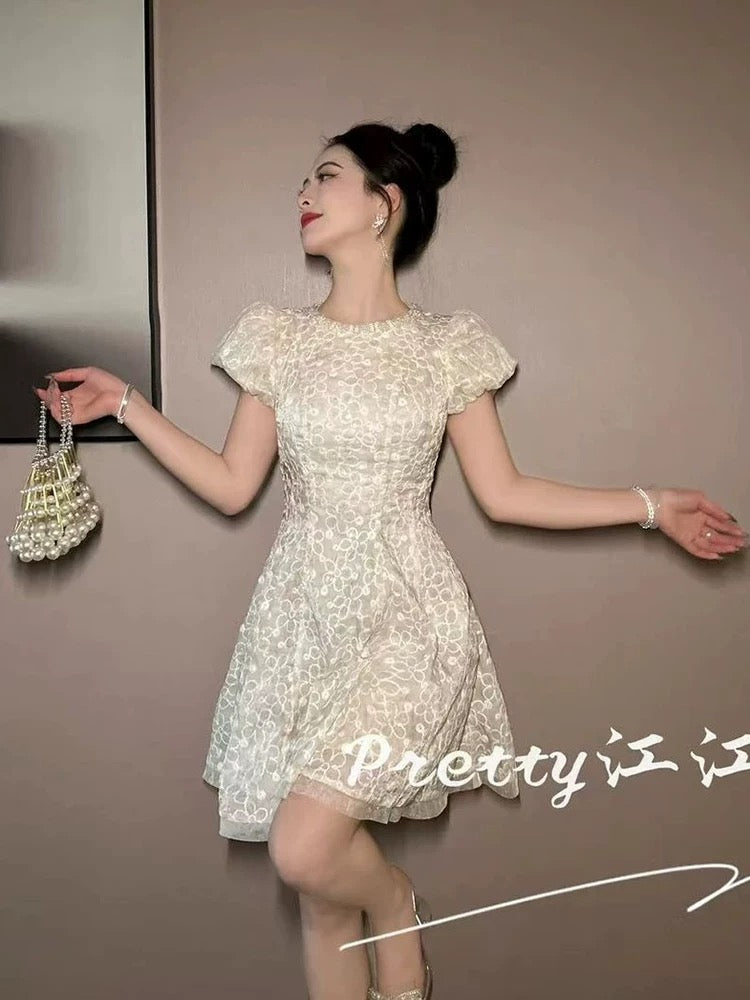 Slimming and flattering-style dress, 2026 new style, embroidered lace, super pretty and elegant lantern sleeve A-line skirt