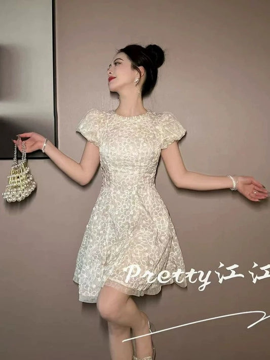 Slimming and flattering-style dress, 2026 new style, embroidered lace, super pretty and elegant lantern sleeve A-line skirt