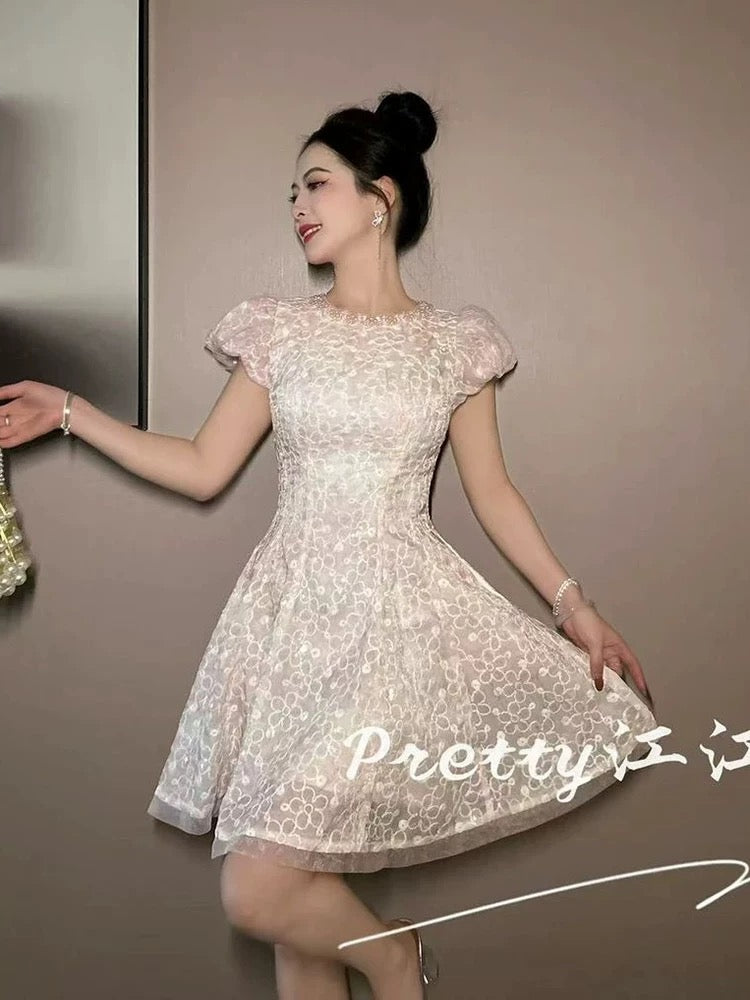 Slimming and flattering-style dress, 2026 new style, embroidered lace, super pretty and elegant lantern sleeve A-line skirt