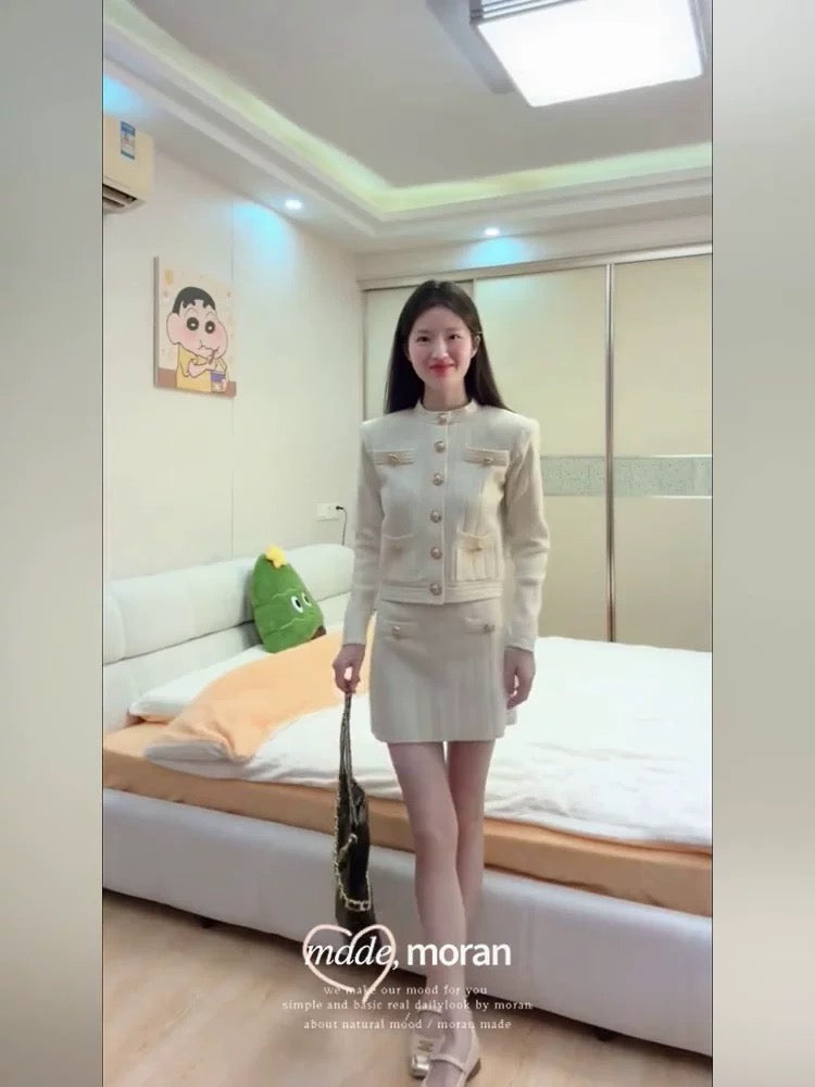 Super cute early autumn-style knitted dress set, 2025 new style, two-piece set with short skirt for women.