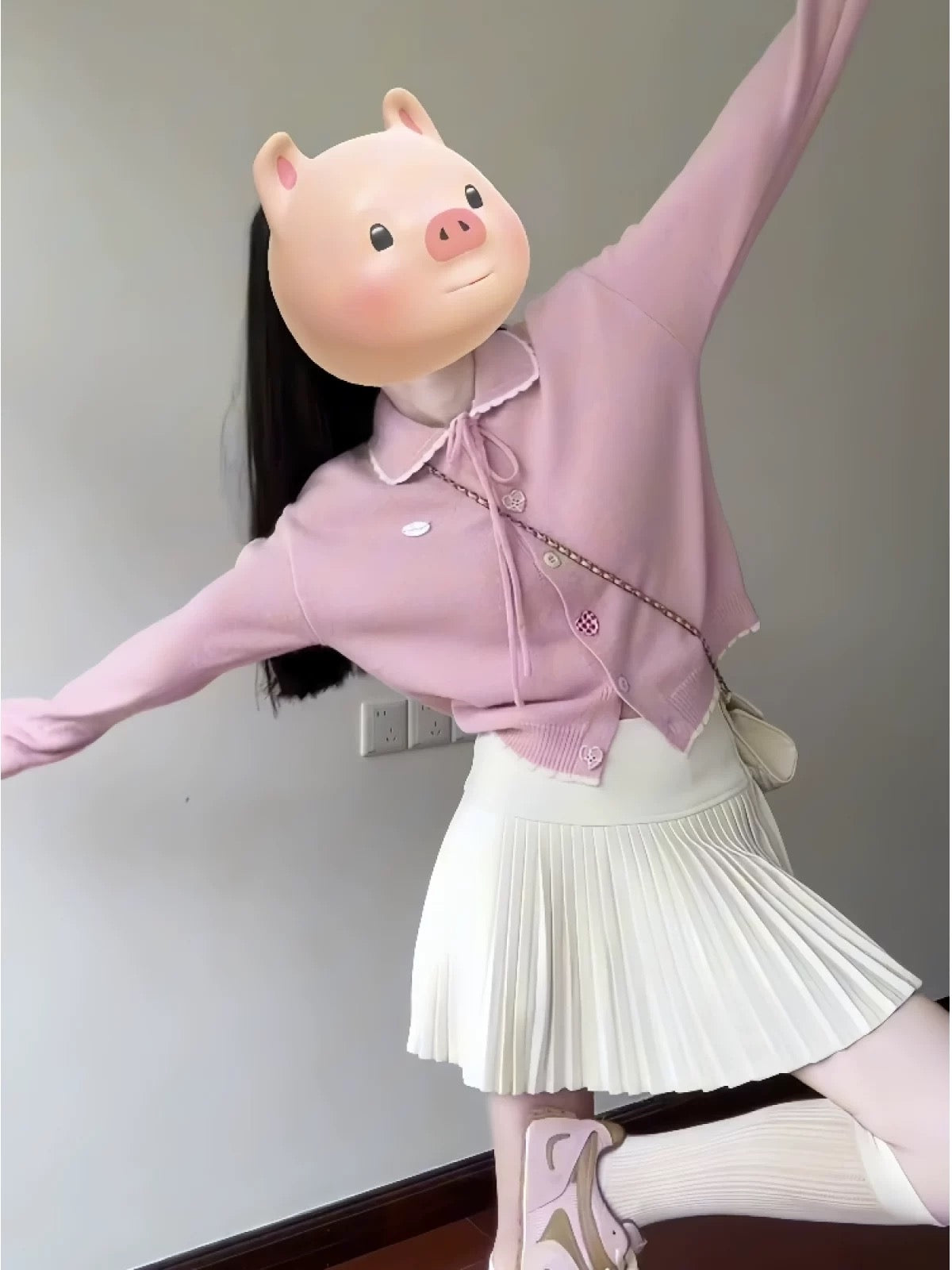 Korean style early autumn outfit: soft pink Peter Pan collar knitted cardigan sweater and pleated skirt two-piece set for women.