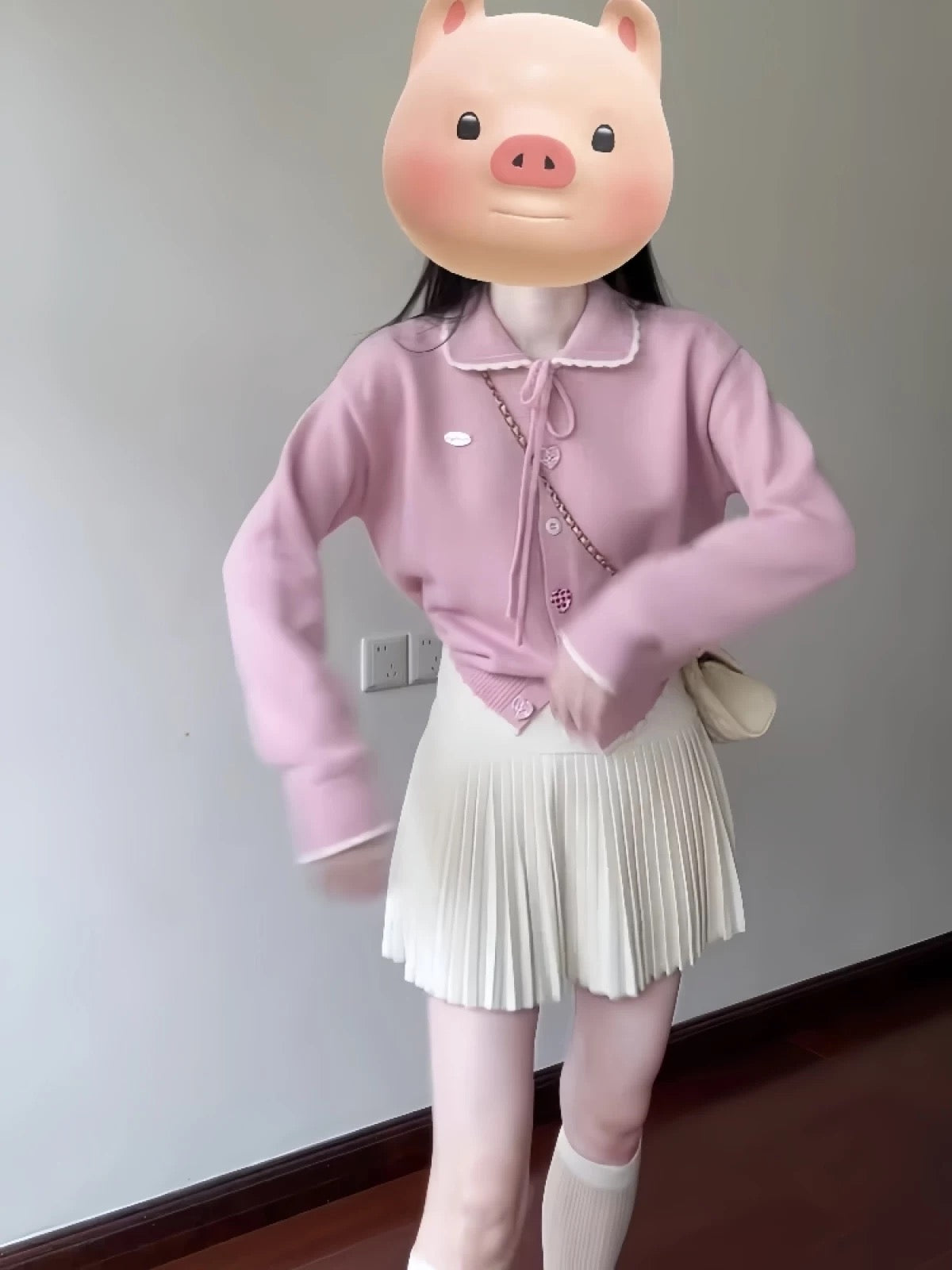 Korean style early autumn outfit: soft pink Peter Pan collar knitted cardigan sweater and pleated skirt two-piece set for women.