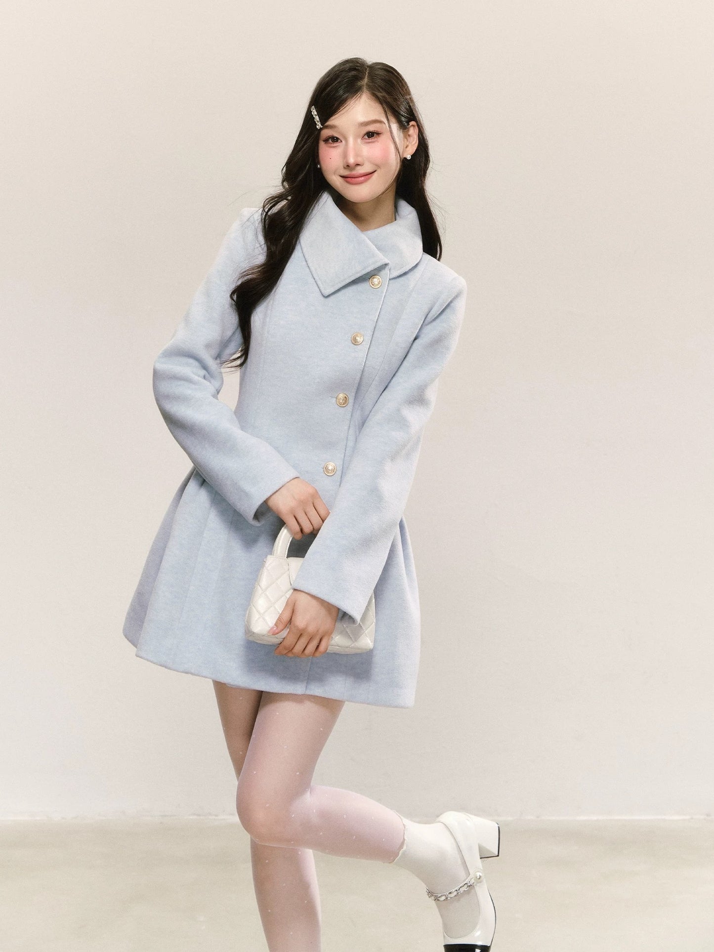 QDQD's elegant blue wool coat is a new autumn style, featuring a pleated, waist-cinching design that flatters the figure.