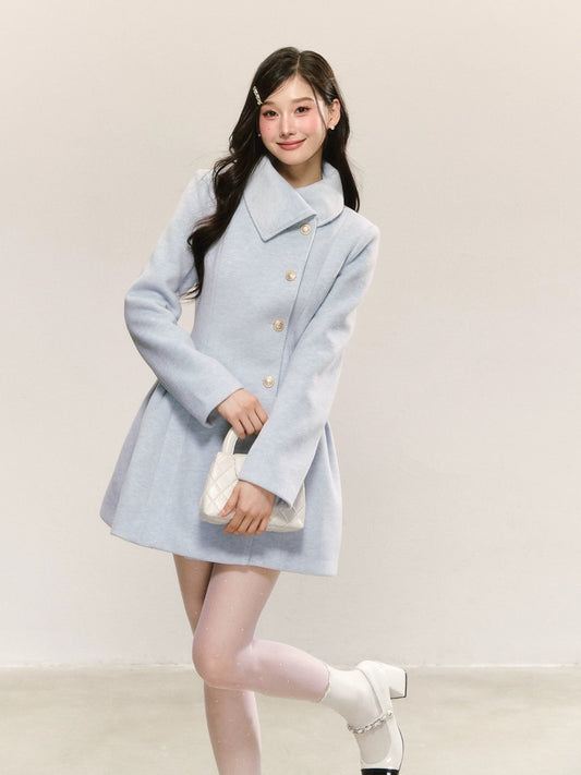 QDQD's elegant blue wool coat is a new autumn style, featuring a pleated, waist-cinching design that flatters the figure.