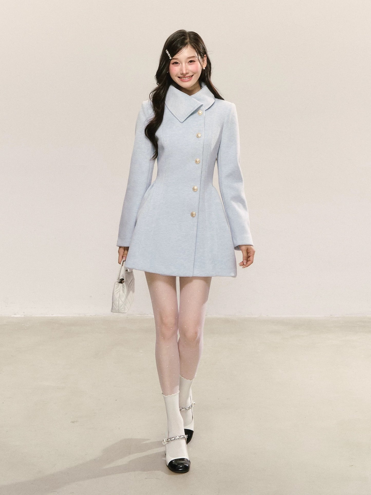QDQD's elegant blue wool coat is a new autumn style, featuring a pleated, waist-cinching design that flatters the figure.