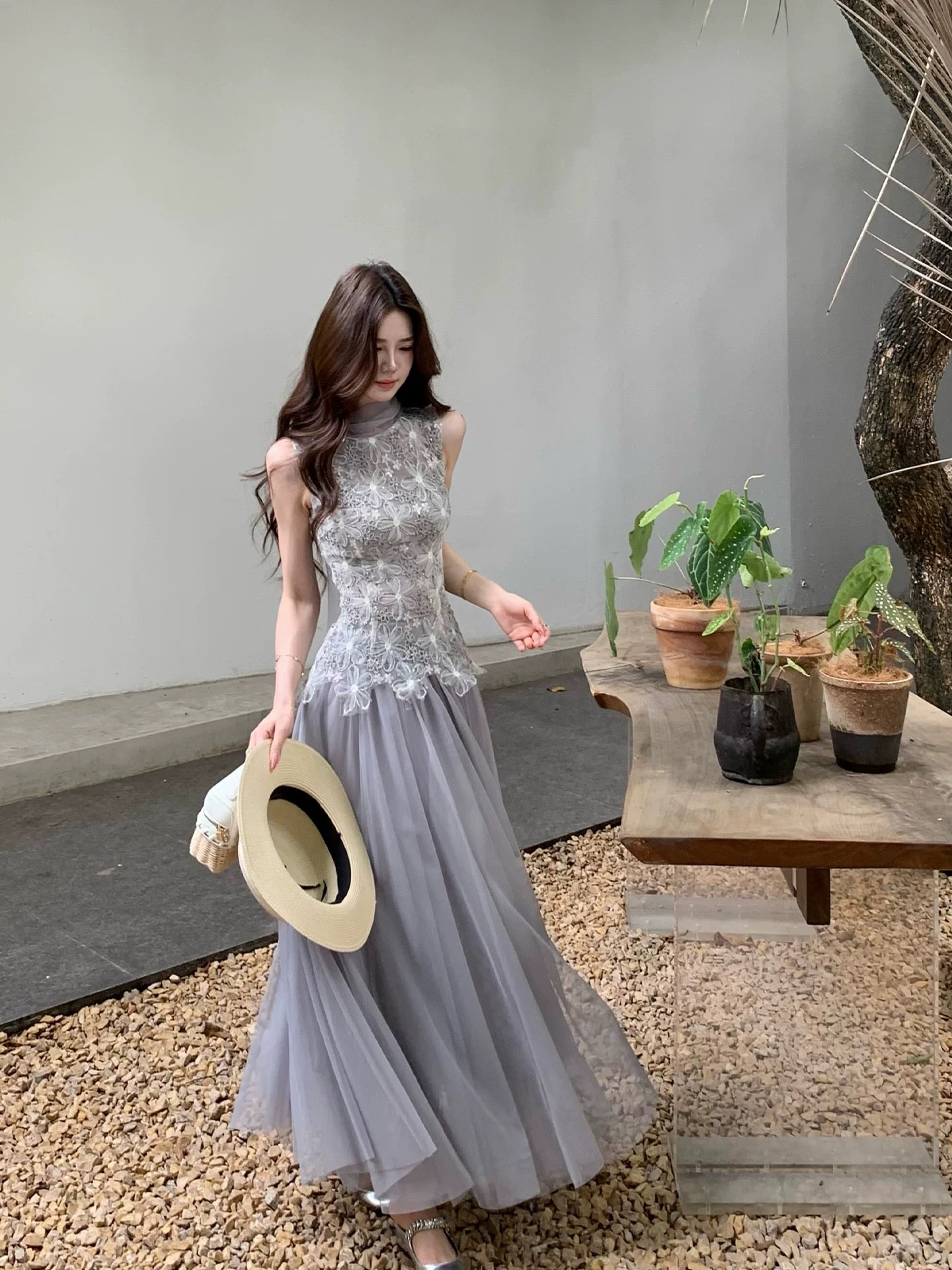 Mu Zili's stunning grey-blue tulle skirt, a luxurious and sophisticated flowing mesh midi skirt with a full hem, perfect for summer.