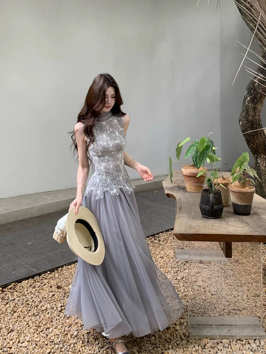 Mu Zili's stunning grey-blue tulle skirt, a luxurious and sophisticated flowing mesh midi skirt with a full hem, perfect for summer.